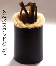 Load images into the gallery viewer,メガネスタンド 高級感のある デスクトップタイプ PUレザー 高品質フェイクファー 眼鏡 めがね メガネ 立て 眼鏡立て 眼鏡入れ メガネ入れ オフィス デスク 部屋