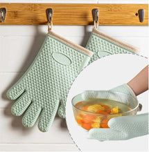 Charger l'image dans la galerie, オーブンミトン 両手セット 選べる2色 耐熱 ミトン シリコン グローブ ヒモ 付き 防水 高品質 シリコン製 断熱 耐久性 手袋 ディンプルメッシュ 滑り止め やけど 防止 丸洗い 食洗器 対応 お手入れ 簡単 持ち運び 便利 オーブン レンジ 料理 お菓子作り バーベキュー 鍋