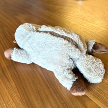 Charger l'image dans la galerie, カモノハシ ペンケース ペン入れ ぬいぐるみ 可愛い アニマル 筆箱 ポーチ かわいい 水族館 動物 もこもこ ふわふわ 大容量 多機能 グッズ 高校生 中学生 女の子 学生 お祝い 新学期 入学 進学 子供 誕生日 ハロウィン クリスマス プレゼント 贈り物 グッズ ブラウン