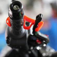 Load images into the gallery viewer,2個1セット フロント ブレーキ ロック フロントブレーキ 掛けたまま 簡易 パーキング 傾斜地に駐車時の転倒抑止 フロントブレーキロック オートバイ バイク 自転車 電気自動車 転倒 抑止 予防 便利 手軽 メンテナンス 駐車 ツーリング アウトドア お出かけ 旅行 フック