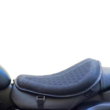 Charger l'image dans la galerie, バイク オートバイ シート クッション ゲルクッション 疲れない 長時間 運転 ツーリング 衝撃 吸収 長時間 腰痛 対策 体圧分散 メッシュ 蒸れない 素材 通気性 夏場でも 快適 涼しい 蒸れ 防止 滑り止め 安定性 取付 簡単 アウトドア ソロツーリング お出かけ 旅行 日帰り